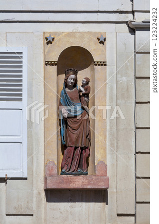 Statue of the Madonna and child in Crepy en Valois 123224232