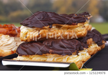 Selling best pastry dessert in centre of Prague 123224978