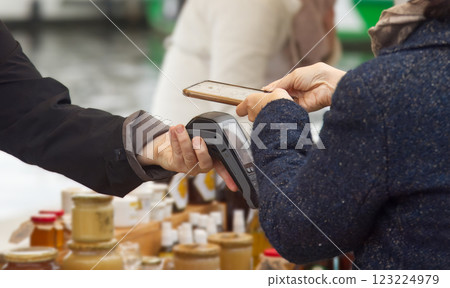 paing online for goods at farmers street market 123224979