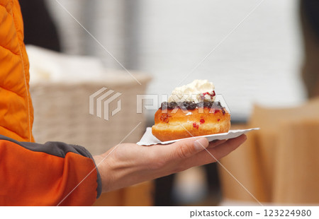 Buying Bavarian sweet dessert at farmers market 123224980