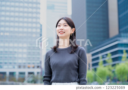 一名女子微笑,背景是一棟建築 一名女子微笑,背景是一棟建築 123225089