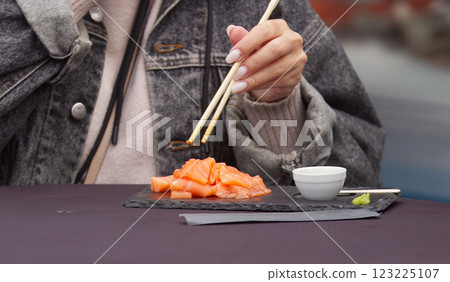 Eating sea food at outdoor farmers market 123225107