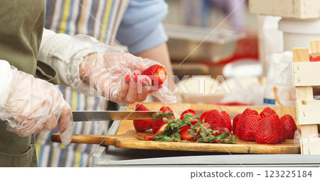 Making fresh fruit meal at street food market in Prague 123225184