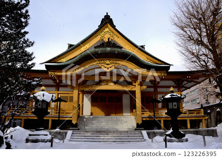 札幌市中央區、冬天的真善光寺本殿(從正面) 札幌市中央區、冬天的真善光寺本殿(從正面) 123226395