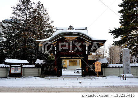 The gate of Shinzenkoji Temple in winter in Chuo Ward, Sapporo 123226416