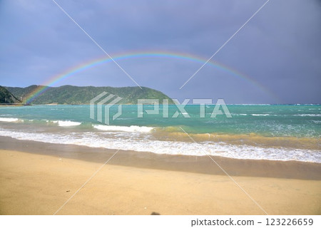 奄美大島 雨後的藍天和海上的彩虹 123226659