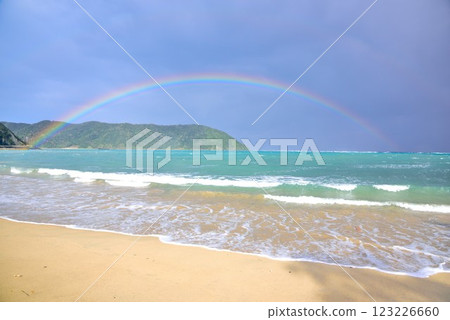 奄美大島 雨後的藍天和海上的彩虹 奄美大島 雨後的藍天和海上的彩虹 123226660