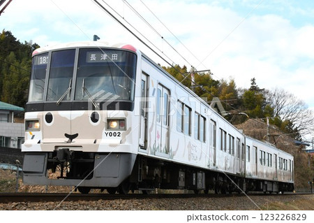 Yokohama High Speed Rail Y000 series heading for Nagatsuta on the Kodomo no Kuni Line 123226829