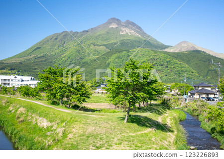 Yufu-dake of fresh green Yufu-dake of fresh green 123226893