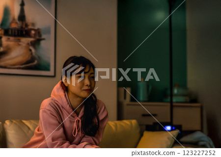 深夜躺著看電視的年輕女人 深夜躺著看電視的年輕女人 123227252