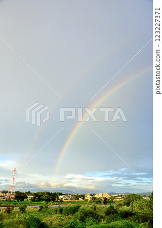 立川市：雨後天空中美麗的彩虹 123227371