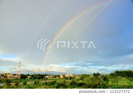 立川市:雨後天空中美麗的彩虹 立川市:雨後天空中美麗的彩虹 123227372