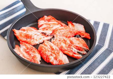 蟹肉棒壓實後在煎鍋中攤開 蟹肉棒壓實後在煎鍋中攤開 123227422