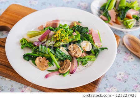 Spring vegetables and bacon stir-fried with garlic 123227425
