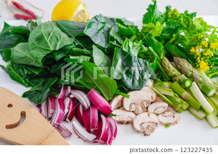 切好春季蔬菜、蘑菇和紫洋蔥 切好春季蔬菜、蘑菇和紫洋蔥 123227435
