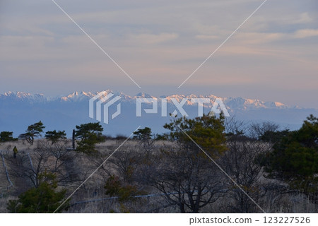 黃金周期間,北阿爾卑斯的常念山、大天上山、劍岳被高木高原的朝陽照耀。 黃金周期間,北阿爾卑斯的常念山、大天上山、劍岳被高木高原的朝陽照耀。 123227526