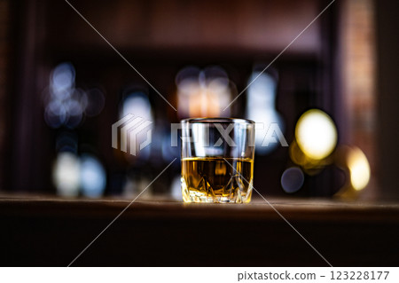酒吧圖像,調酒師,酒吧,酒精,未混合,威士忌,白蘭地,玻璃,櫃檯,飲酒 酒吧圖像,調酒師,酒吧,酒精,未混合,威士忌,白蘭地,玻璃,櫃檯,飲酒 123228177