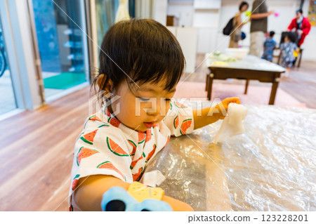 日本嬰幼兒在夏季節慶時穿著浴衣 123228201