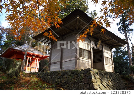 松島秋季四大美景:紅葉環繞的遠山觀音 松島秋季四大美景:紅葉環繞的遠山觀音 123228375