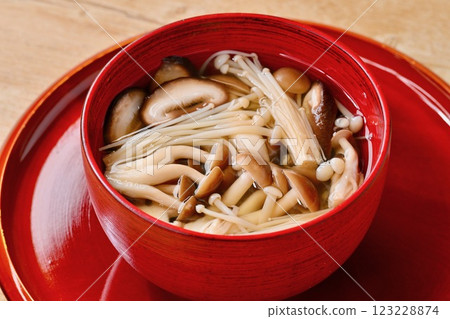 蘑菇湯，蘑菇湯。姬菇、香菇和金針菇。 123228874