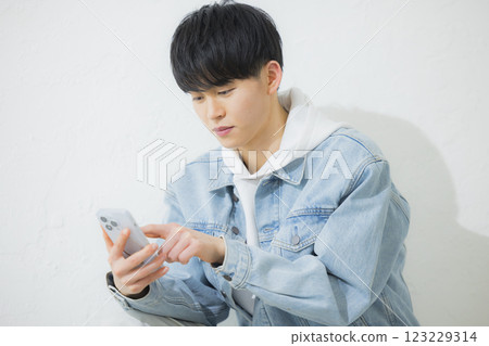 一個操作智能手機的人 123229314