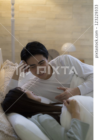 Couple talking in bed 123229333