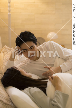 Couple talking in bed 123229334