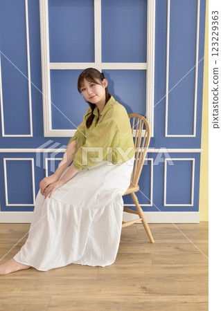 站在門廊上的年輕女子的肖像 123229363