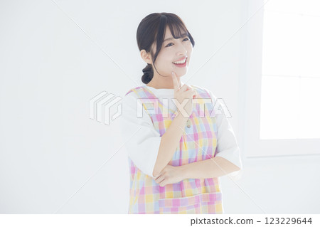 一個令人不安的圍裙的女人 123229644
