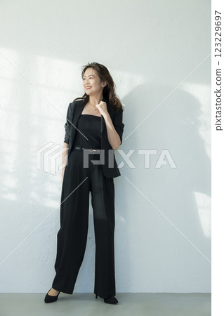 穿黑西裝的中年婦女 123229697