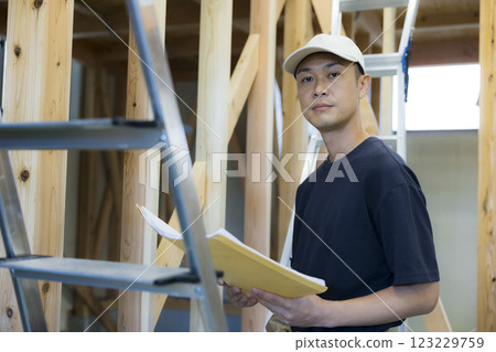 在建築工地工作的人 123229759