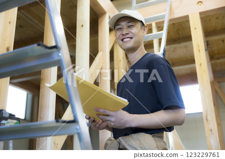在建築工地工作的人 123229761