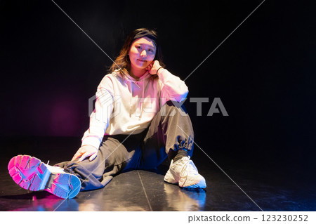 嘻哈女舞者 123230252