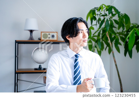 一個男人喝咖啡喝水 一個男人喝咖啡喝水 123230455