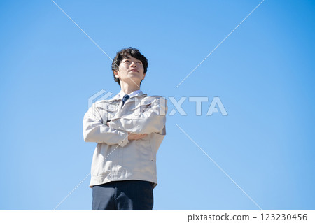 一個穿著工作服的男人 123230456