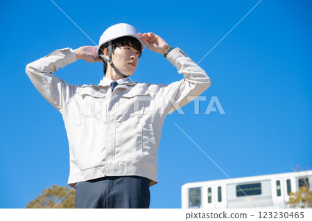 一個穿著工作服的男人 123230465