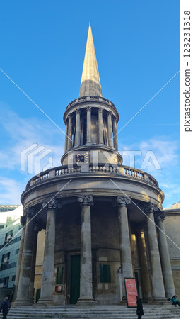 Very high street monument in city 123231318