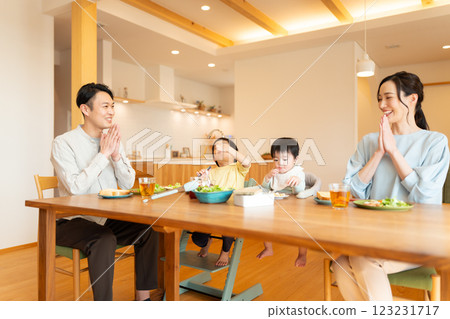 一家四口吃早餐 123231717