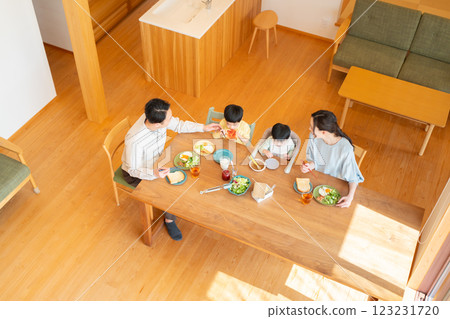 一家四口吃早餐 123231720