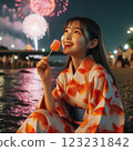 一名女子在河岸邊一邊舔著糖果一邊看煙火 123231842