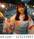 微笑的女人拿著煙火 123231843