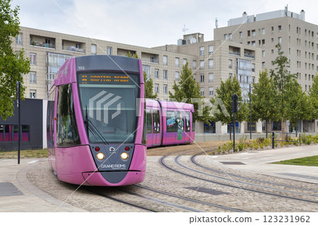 Tramway in the city center of Reims 123231962