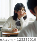 一名女學生在學校上課時思考 123232010