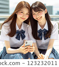 兩名女學生並排坐在學校屋頂上 123232011