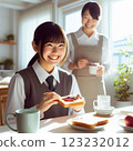 一個身穿校服的女孩和她的母親正在吃早餐 123232012