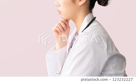 一名女醫護人員正在思考 一名女醫護人員正在思考 123232227