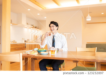Businessman eating breakfast 123232897