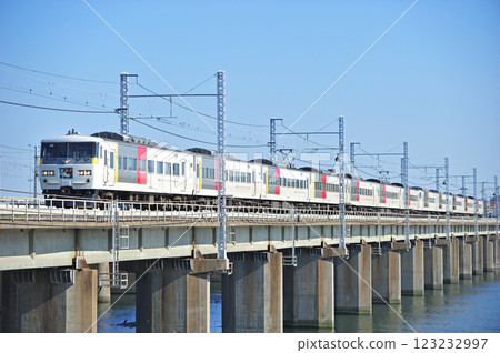 Tokaido Line Chigasaki-Hiratsuka JR East 185 series OM04 formation (Omiya) Odoriko 123232997