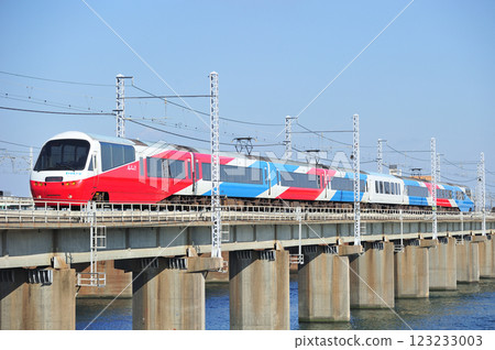 東海道線茅崎-平塚伊豆急行2100系列R-5編組度假村Super View Odoriko 123233003