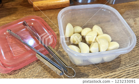 Scene from a restaurant (garlic on a table) Scene from a restaurant (garlic on a table) 123233091